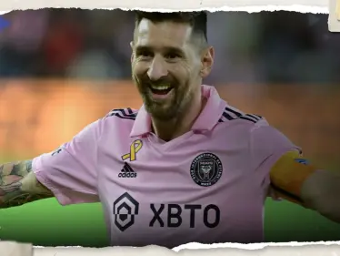 بالفيديو|| مشجع يلقي زجاجة مياه على ميسي لحظة خروجه من الملعب وتدخل سريع من حارسه الشخصي - وكالة ستيب نيوز