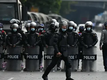 بالفيديو|| سيارة لقوات أمن ميانمار تقتحم مظاهرة وتدهس المحتجين في يانجون موقعةً قتلى وجرحى - وكالة ستيب نيوز