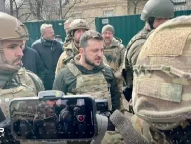 شاهد|| مرتدياً سترة واقية من الرصاص.. زيلينسكي يزور بوتشا المدمرة ويصف ما جرى بأنها "إبادة جماعية" - وكالة ستيب نيوز