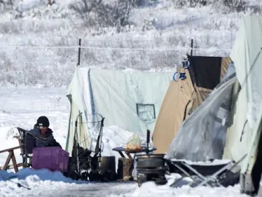 بجو شديد البرودة .. آلاف المهاجرين عالقين على حدود أوروبا - وكالة ستيب نيوز