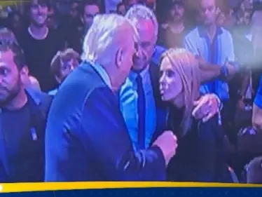 بالفيديو|| ترامب يضع زوجة وزير الصحة في موقف محرج.. وردة فعل الأخيرة تثير تفاعلا - وكالة ستيب نيوز