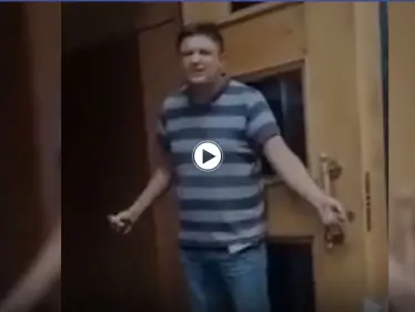 بالفيديو || رجل يقتحم مقر الحكومة الأوكرانية ويهدد بتفجيرها - وكالة ستيب نيوز