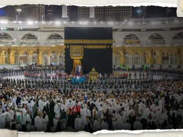 بالفيديو|| لحظة فتح باب الكعبة لبدء عملية غسلها وظهور القناديل المعلقة داخلها - وكالة ستيب نيوز