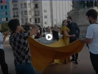 إسطنبول.. زوجان إيرانيان يقومان بتغيير ملابسهما بساحة تقسيم أمام المارة ويثيران الدهشة (فيديو) - وكالة ستيب نيوز