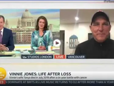 شاهد بالفيديو|| خطأ لا يغتفر.. مذيع يعلن وفاة الملكة إليزابيث الثانية على الهواء مباشرة ومن ثم يستدرك ما فعل - وكالة ستيب نيوز