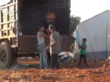 عائلات دون مأوى في ظل استمرار حركة النزوح من ريف حماة وإدلب - وكالة ستيب نيوز