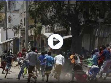 بالفيديو|| لحظة فتح الأمن النار على المتظاهرين الصوماليين .. وإغلاق مطار مقديشو بسبب شدة الاشتباك - وكالة ستيب نيوز