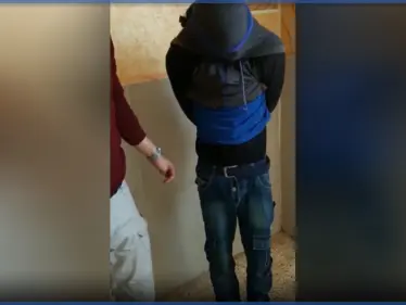 بالفيديو || أنصار التوحيد تتبنى استهداف مقر للقوات الروسية بإدلب.. وأسر عنصر لقوات النظام بحلب - وكالة ستيب نيوز