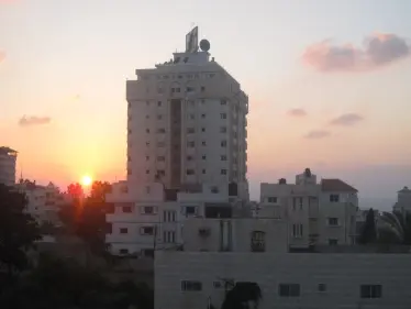 لحظة استهداف برج القاهرة في غزة.. ووزيرا خارجية السعودية ومصر يتفقان على أمر - وكالة ستيب نيوز