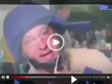 بعد مقتل زميله.. صحافي فلسطيني يخلع خوذته ودرعه على الهواء ويُبكي المذيعة بما قاله - وكالة ستيب نيوز