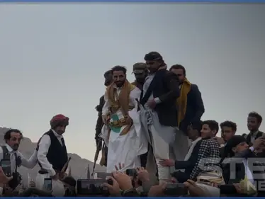 بالفيديو|| لحظات اختطاف الحوثيون للعريس اليمني مصطفى المومري من ميدان السبعين وسط أضخم عراضة بالعالم - وكالة ستيب نيوز