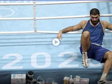 بالفيديو|| في تصرف أقرب إلى عبث الأطفال.. الملاكم الفرنسي يرفض الخروج من الحلبة بعد خسارته ويعطّل ألعاب أولمبياد طوكيو - وكالة ستيب نيوز