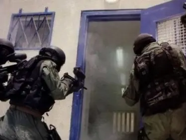 السجون الإسرائيلية تشتعل... أسرى يضرمون النار بسجن "مجدو" وقيادة سجن "النقب" تستدعي الجيش للتدخل - وكالة ستيب نيوز