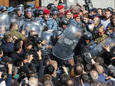 متظاهرين في أرمينيا يقتحمون مبنى حكومي في العاصمة يريفان - وكالة ستيب نيوز