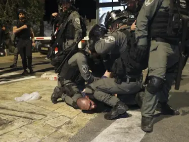 الشرطة الإسرائيلية تلقي القبض على شاب متذرّعةً بتهديده المارّة في تل أبيب بسلاحٍ ناري (فيديو) - وكالة ستيب نيوز