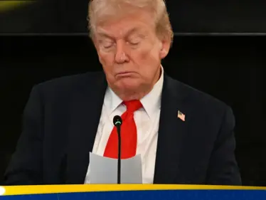 صورة تكشف سر رسالة سلمها روبيو لترامب بلحظة مهمة - وكالة ستيب نيوز