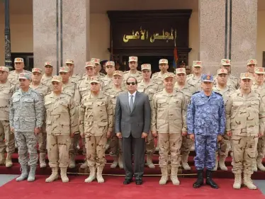 الرئيس المصري يلتقي كبار قادة الجيش ويبحث معهم ملفات هامة - وكالة ستيب نيوز