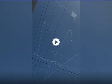 بالفيديو || صواريخ جديدة تتساقط على تل أبيب وغارات إسرائيل توقع قتلى في غزة - وكالة ستيب نيوز