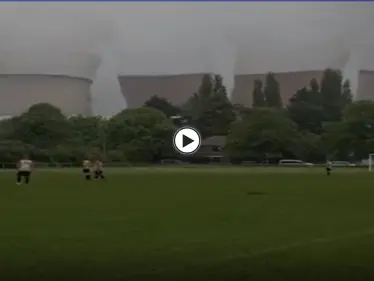 بالفيديو|| بانفجار مذهل ولحظة واحدة انهيار 4 أبراج تبريد عملاقة لــ محطة الطاقة التاريخية ببريطانيا - وكالة ستيب نيوز