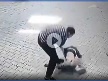 بالفيديو|| لأنه طلب شرب الماء.. رجل تركي يضرب طفلاً بوحشية ويرميه أرضاً وسط شوارع أورفا - وكالة ستيب نيوز