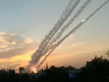 بالفيديو|| إسرائيل ترّد على هجومٍ صاروخي بسلسلة هجمات على غزة.. وضحايا مدنيين بينهم أطفال جراء ذلك - وكالة ستيب نيوز