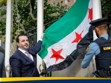 بالصور|| الشيباني يرفع علم سوريا أمام مبنى الأمم المتحدة في نيويورك - وكالة ستيب نيوز
