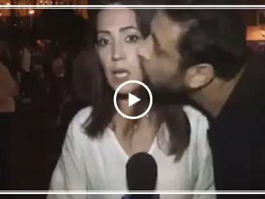 متظاهر يُقبل مراسلة عربية على الهواء مباشرةً.. شاهد ردّة فعلها (فيديو) - وكالة ستيب نيوز