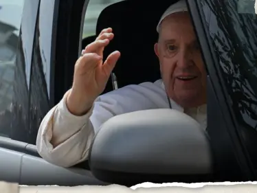 شاهد|| البابا فرانسيس يغادر المستشفى ويعلق ساخراً 