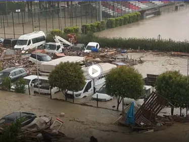 بالفيديو|| فيضانات مفاجئة هي الأعنف منذ عقود تجتاح تركيا شمالاً بالتزامن مع حرائق الجنوب - وكالة ستيب نيوز