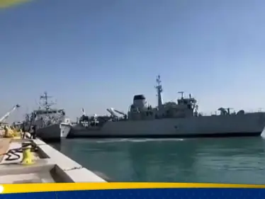 شاهد|| لحظات فصلت عن الكارثة.. اصطدام "محرج" بين سفينتين حربيتين بريطانيتين - وكالة ستيب نيوز