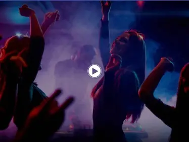 بالفيديو|| فتاة تحتسي مشروباً أشبه بالدم وتضع أسنان "شيطانية" في حفل صاخب وآداب الكويت تلاحقها - وكالة ستيب نيوز