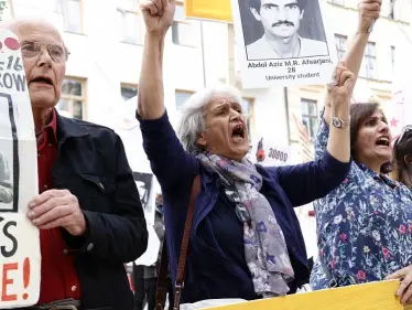 حميد نوري المتهم بمجازر 1988 يصل مقيد اليدين لقاعة المحكمة في إجراءات غير مسبوقة - وكالة ستيب نيوز