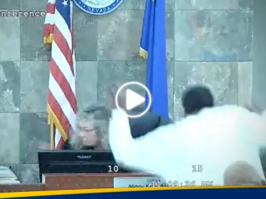 بالفيديو|| قاضية أمريكية تصدر حكمها على متهم ضربها قبل أيام خلال جلسة أمام الجميع - وكالة ستيب نيوز