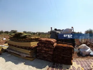 اضطرار بعض العوائل النازحة لبيع ممتلكاتهم الشخصية لتأمين معيشة أطفالهم شمال حلب - وكالة ستيب نيوز