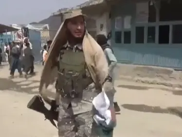 بالفيديو|| عناصر طالبان يمزّقون العلم الباكستاني مرددين "الله أكبر".. وكبير ممثلي حلف ناتو يعترف بأمر - وكالة ستيب نيوز