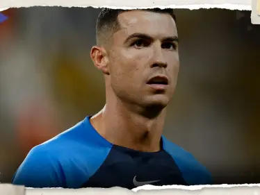 فك الحذاء بأسنانه.. شاهد تصرف غير متوقع لكريستيانو رونالدو مع زميله المصاب يثير ضجة - وكالة ستيب نيوز