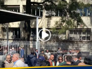 بالفيديو|| نائب لبناني يتعرض للضرب أمام قصر العدل في بيروت - وكالة ستيب نيوز