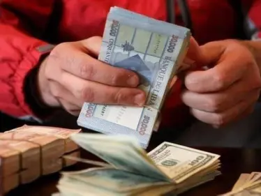 الدولار ينفجر في السوق السوداء ويسجل مستوى قياسياً جديداً فاق كل التوقعات - وكالة ستيب نيوز