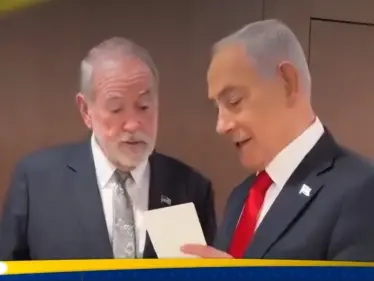 فيديو لنتنياهو يسحب من جيبه لائحة اغتيالات يثير ضجة - وكالة ستيب نيوز