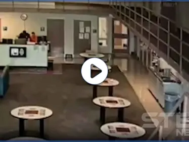 بالفيديو|| 3 سجناء أمريكيون ينقذون حارسهم من الموت ويصبحون أبطالاً بهذا العمل - وكالة ستيب نيوز