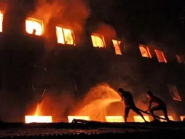 بالفيديو|| احتراق عبارة مكونة من ثلاثة طوابق في بنغلاديش يودي بحياة 32 شخصاً - وكالة ستيب نيوز