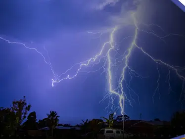 "نجا بأعجوبة".. تقرير يكشف ما حدث مع رجل صيني ضربته صاعقة مرتين في 5 دقائق - وكالة ستيب نيوز