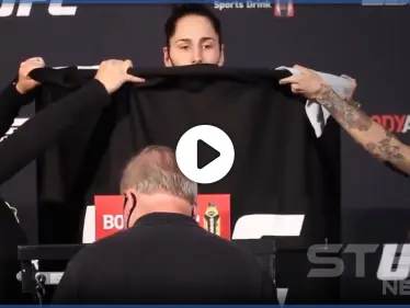 بالفيديو|| لاعبة فنون قتالية أمريكية تصعد الميزان عارية تماماً وهذا ما حصل معها - وكالة ستيب نيوز