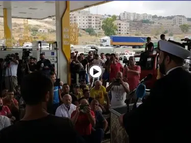 بالفيديو|| في محطة وقود.. شيخ لبناني يأم بالمصلين ويقيم صلاة الجمعة كرسالة للمسؤولين - وكالة ستيب نيوز