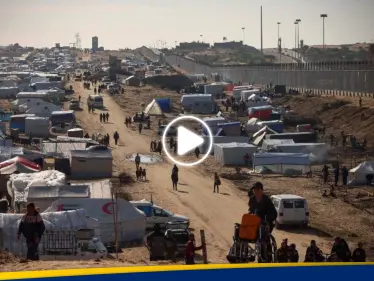 بالفيديو|| حريق وإطلاق نار قرب معبر رفح ومحاولات النازحين اقتحام الحدود المصرية - وكالة ستيب نيوز