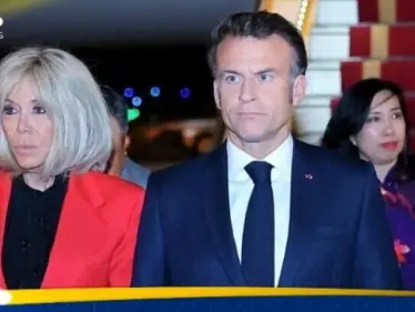 بالفيديو|| بعد الصفعة القوية.. زوجة ماكرون تحرجه مجددا أمام العلن بحركة - وكالة ستيب نيوز