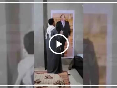 مواطن مصري يستنجد بصورة "للسيسي" لمعرفة مكان إبنه!! (فيديو) - وكالة ستيب نيوز