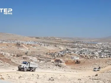 ببعض البطانيات والعوازل والخيام المهترئة تعيش عشرات العوائل في دير حسان بريف إدلب - وكالة ستيب نيوز