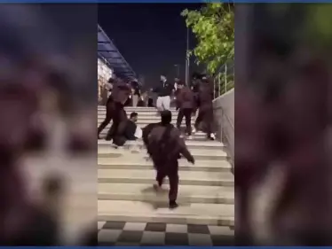 بالفيديو|| مشاجرة جماعية وضرب بالأيادي وتراشق بالألفاظ البذئية وسط مجمع بالرياض وردة فعل رجل تثير الجدل - وكالة ستيب نيوز