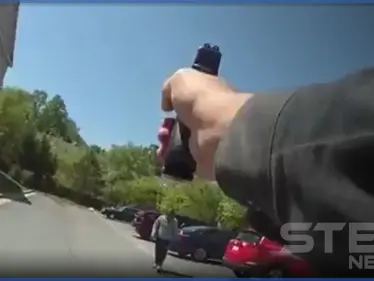 الشرطة الأميركية تنشر فيديو لِلحظة إقدام أحد عناصر على قتل شخص هاجمه بالسكين - وكالة ستيب نيوز